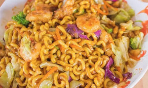 Yakisoba de camarão